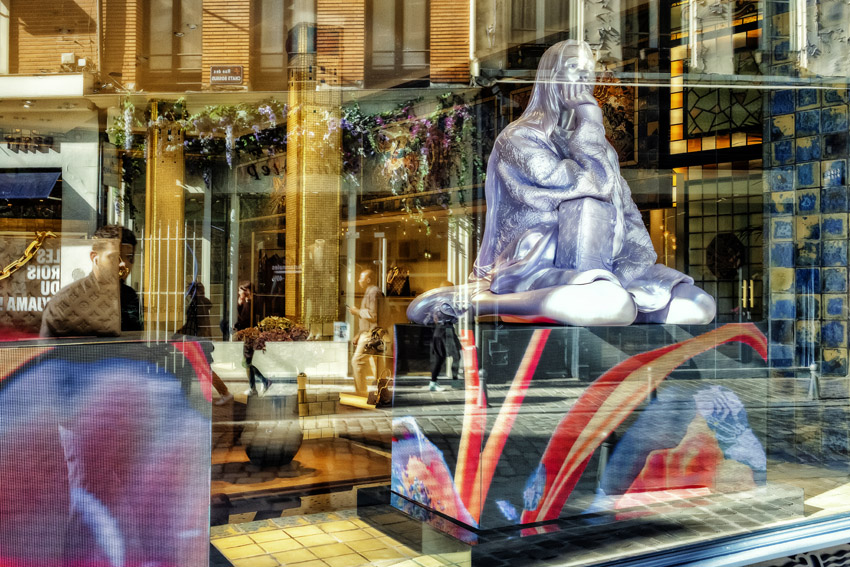 STRAATFOTOGRAFIE  De vrijheid van kijken, luisteren, voelen en slenteren.  Mijn plezier zit in het vastleggen van ‘gewone’ momenten met een verhalend karakter. Soms raadselachtig, grappig of ernstig. Het lijkt de waarheid maar is het niet. Het is de interpretatie van jou (en mij) van een moment van de werkelijkheid.